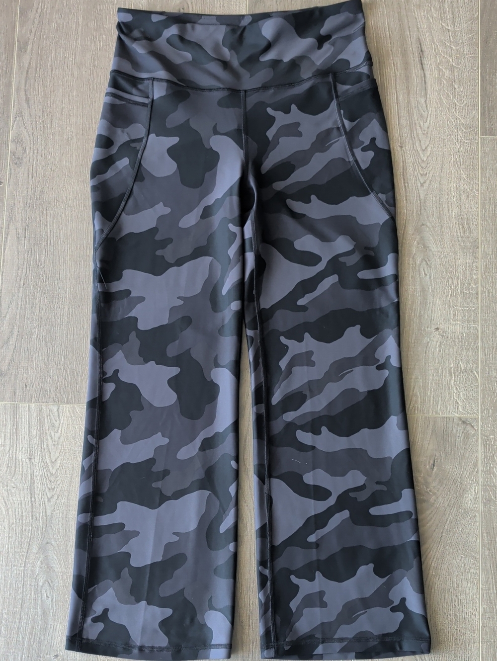Size Lrg Old Navy Black & Gray Camo Wide-Leg Active Pants